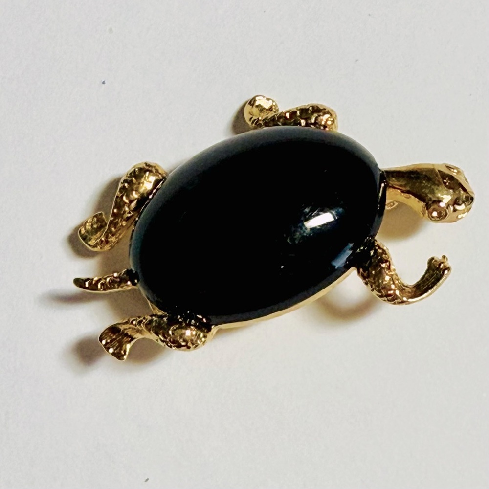 VINTAGE BLACK/ONYX CABOCHON GOLD TONE TURTLE BROOCH/PIN - Picture 1 of 7